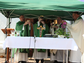 DIe Konzelebranten im Festgottesdienst: Pater Desch, Pfr. Dr. Vonderau, Pfr. Breidbach, Ortspfarrer Schmitt